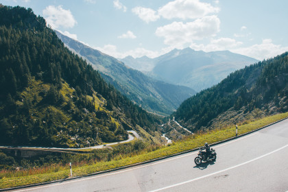 Motorradversicherung: Motorrad auf Schweizer Passstrasse