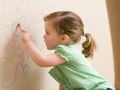 Haushaltsversicherung: Kind bemalt Wand
