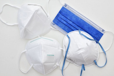 Medizinische Masken zum Schutz vor dem Coronavirus: OP-Maske und FFP2-Maske.