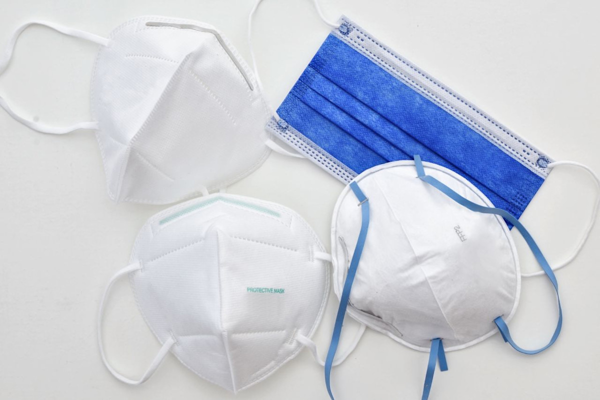 Medizinische Masken zum Schutz vor dem Coronavirus: OP-Maske und FFP2-Maske.