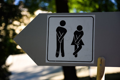 Schild als Wegweiser zur nächsten Toilette.