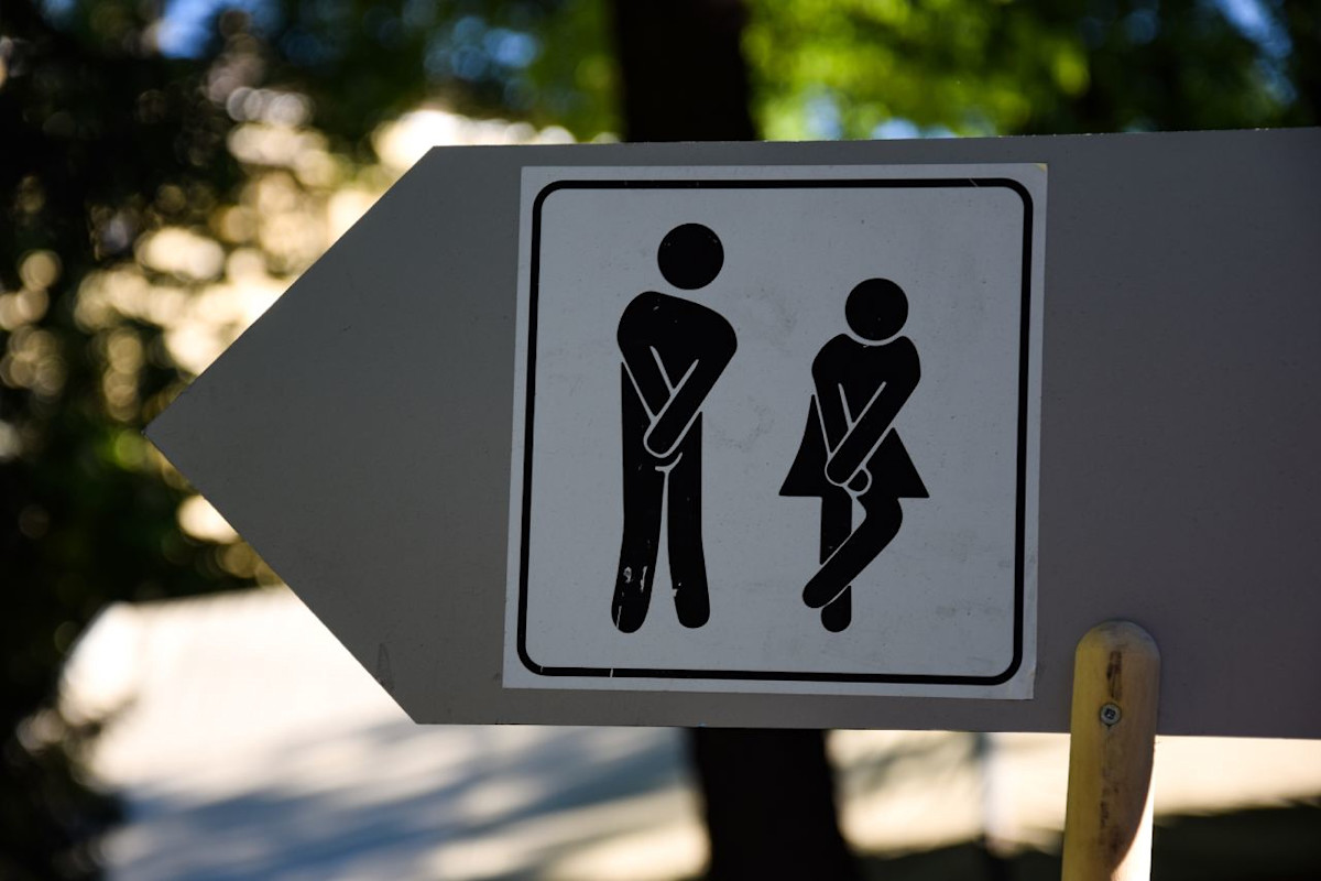 Schild als Wegweiser zur nächsten Toilette.