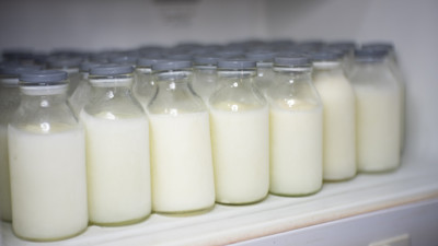 Muttermilch in Flaschen in einem Kühlschrank oder Gefrierfach. Muttermilchspenden werden eingefroren.