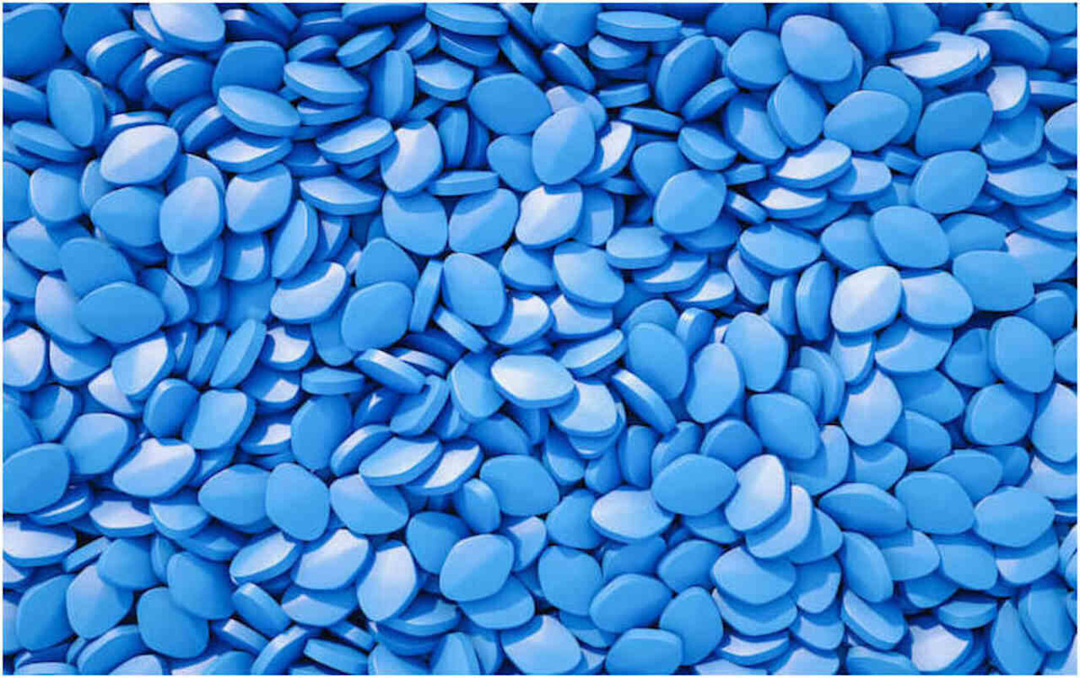 Blaue Viagra-Tabletten in Form einer Raute.