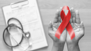 Rote Schleife (Red Ribbon) als Zeichen für Solidarität mit HIV-Infizierten.