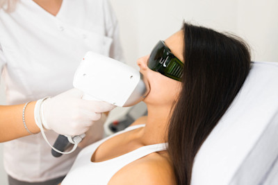 Eine Frau lässt sich mittels Lasertherapie den Damenbart entfernen.