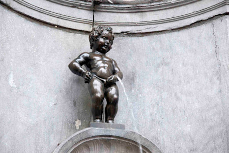Die Statue Manneken Pis ist das Wahrzeichen von Brüssel.