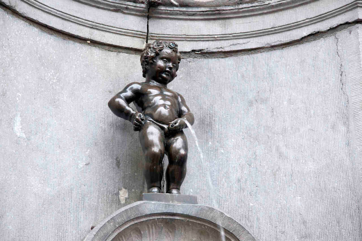 Die Statue Manneken Pis ist das Wahrzeichen von Brüssel.