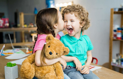 Meningokokken werden durch engen Körperkontakt übertragen.