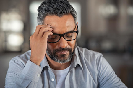 Mann hat einseitige Kopfschmerzen.