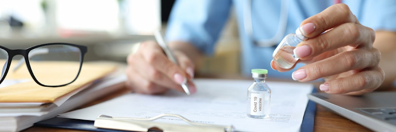 Ampulle mit Impfstoff gegen Corona bzw. COVID-19.