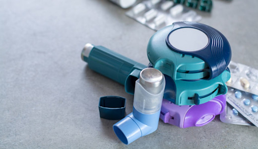 Medikamente zur Behandlung von Asthma. Dosieraerosol, Inhalator und Tabeltten.