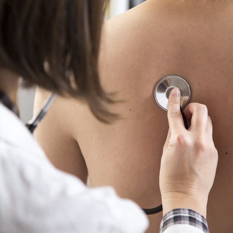 Ärztin hört Lunge mit Stethoskop ab