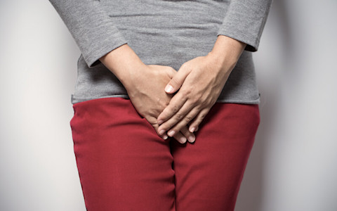 Frau mit Symptomen von Feigwarzen