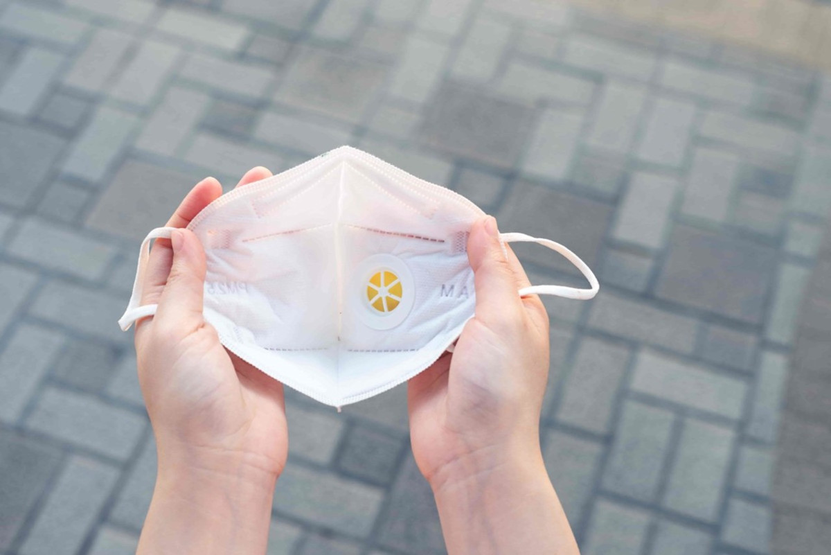 Medizinischer Mundschutz mit Atemventil um eine Ausbreitung der Coronaviren zu vermeiden.