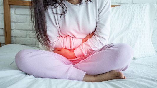 Frau hat eine Blasenentzündung und Schmerzen im Unterleib.