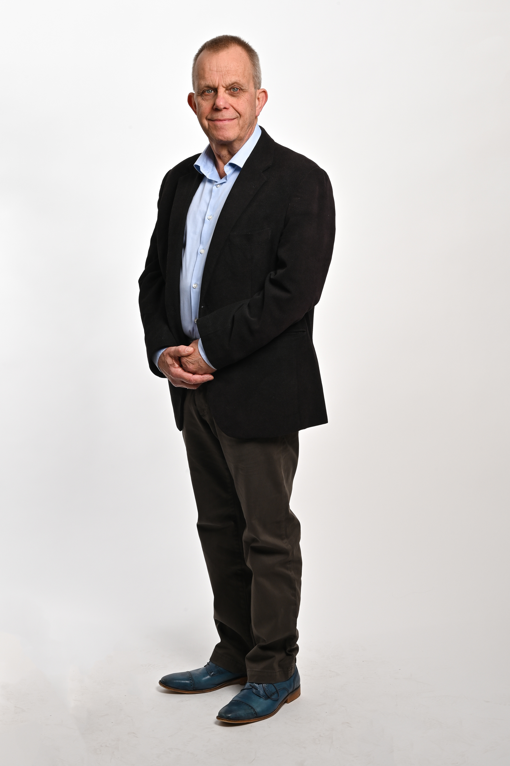 Bert Apeldoorn, staand, jasje (Ron de Gruyl, 2025)med