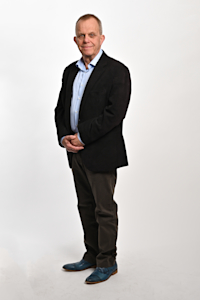 Bert Apeldoorn, staand, jasje (Ron de Gruyl, 2025)med