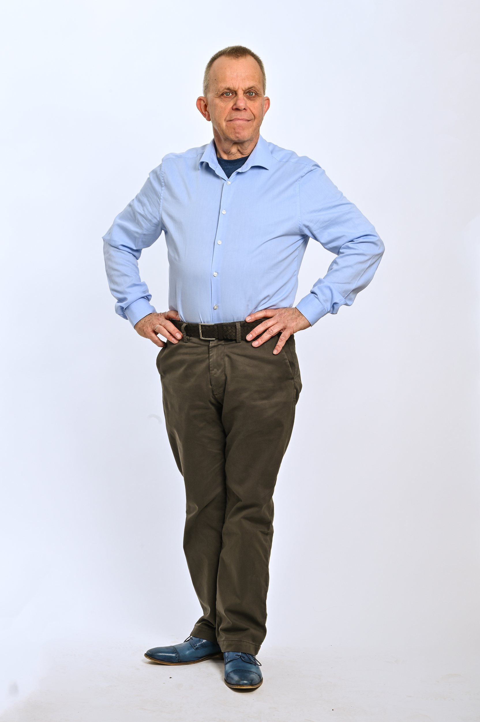 Bert Apeldoorn, staand handen in zij (Ron de Gruyl, 2025)med