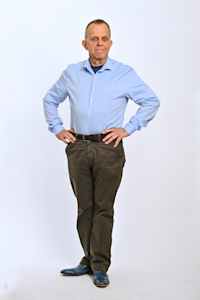 Bert Apeldoorn, staand handen in zij (Ron de Gruyl, 2025)med