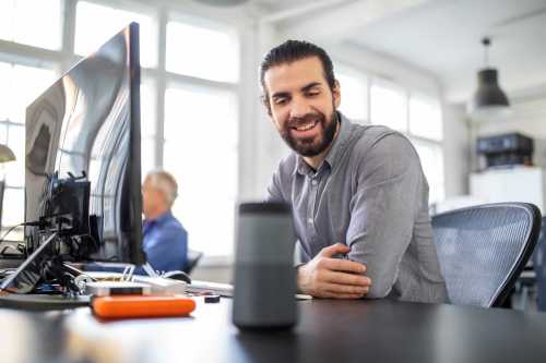 Un hombre trabajando 