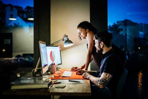 Dos personas trabajando desde casa