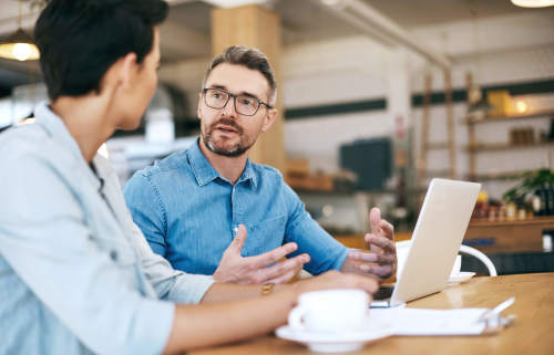 Dos ejecutivos platicando sobre un plan de negocios