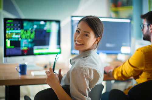 femme souriante devant ordinateur