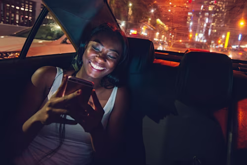 Femme qui signe un PDF sur son IPhone