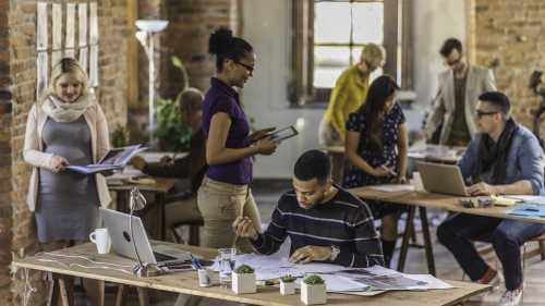 Un grupo de jovens trabajan en una oficina de startup