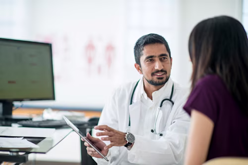 Médico atendiendo paciente.