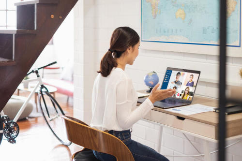 femme en télétravail