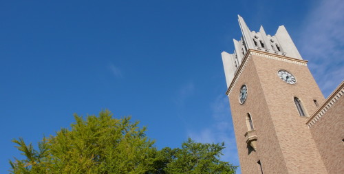 早稲田大学の講堂と秋の青空