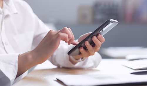 スマートフォンでSNSをチェックする女性