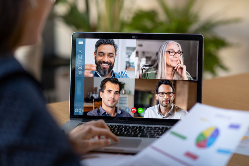 Grupo de personas en una conferencia de teletrabajo