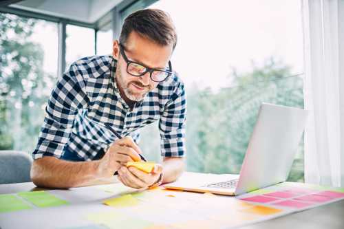 Un hombre diseña un flujo de trabajo para eficientar la experiencia del cliente