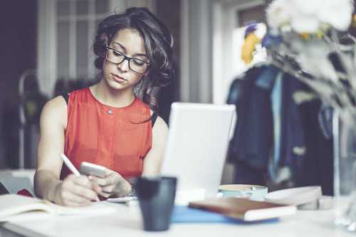 Una mujer trabajando concentrada