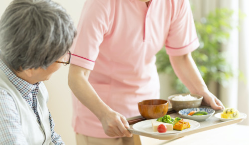 食事の準備をする介護者