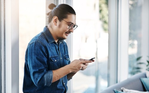 hombre joven usando un teléfono celular