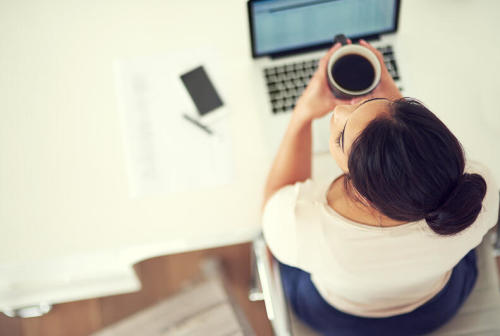 una mujer tomando café