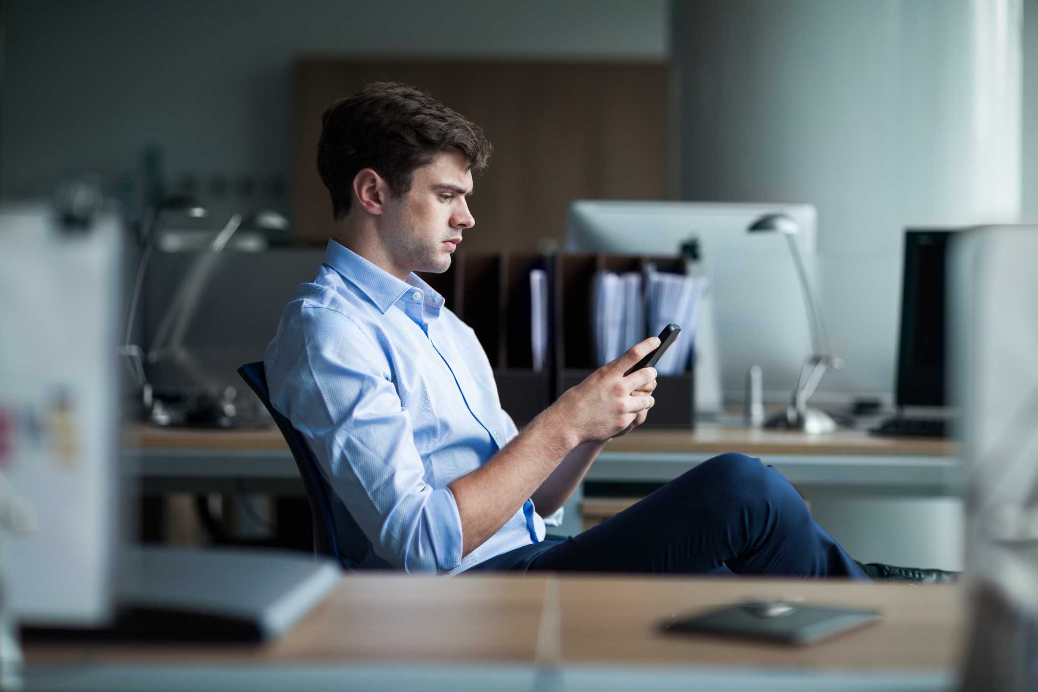 Un hombre mira la pantalla de su celular