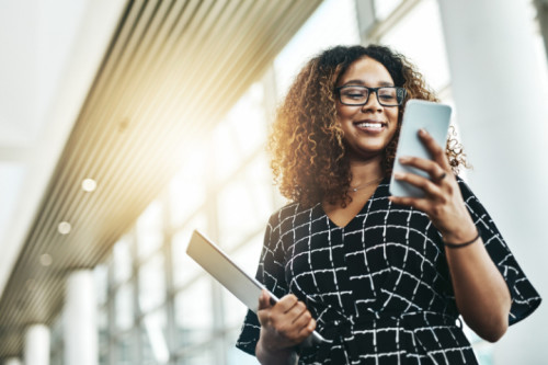 una mujer mira la pantalla de su telefono buscando información en la nube