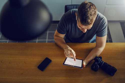 Un fotógrafo utiliza una tableta para firmar un acuerdo