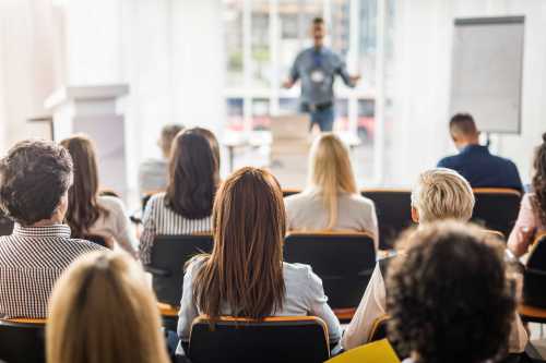 grupo participa de una conferencia