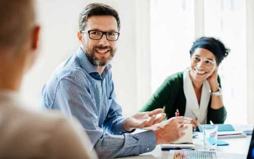 Tres personas en una reunión de planeamiento de OKR