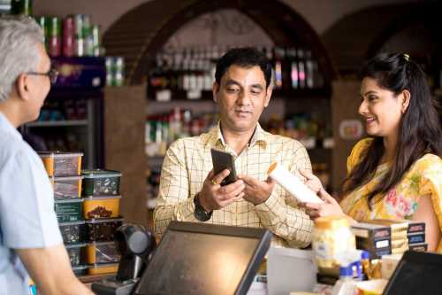 Una pareja hace compras en una tienda 