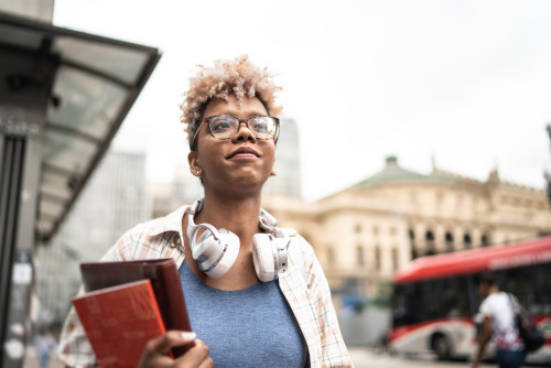 femme portant des livres de droit