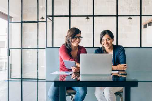 Dos mujeres emprendedoras trabajan frente a una computadora