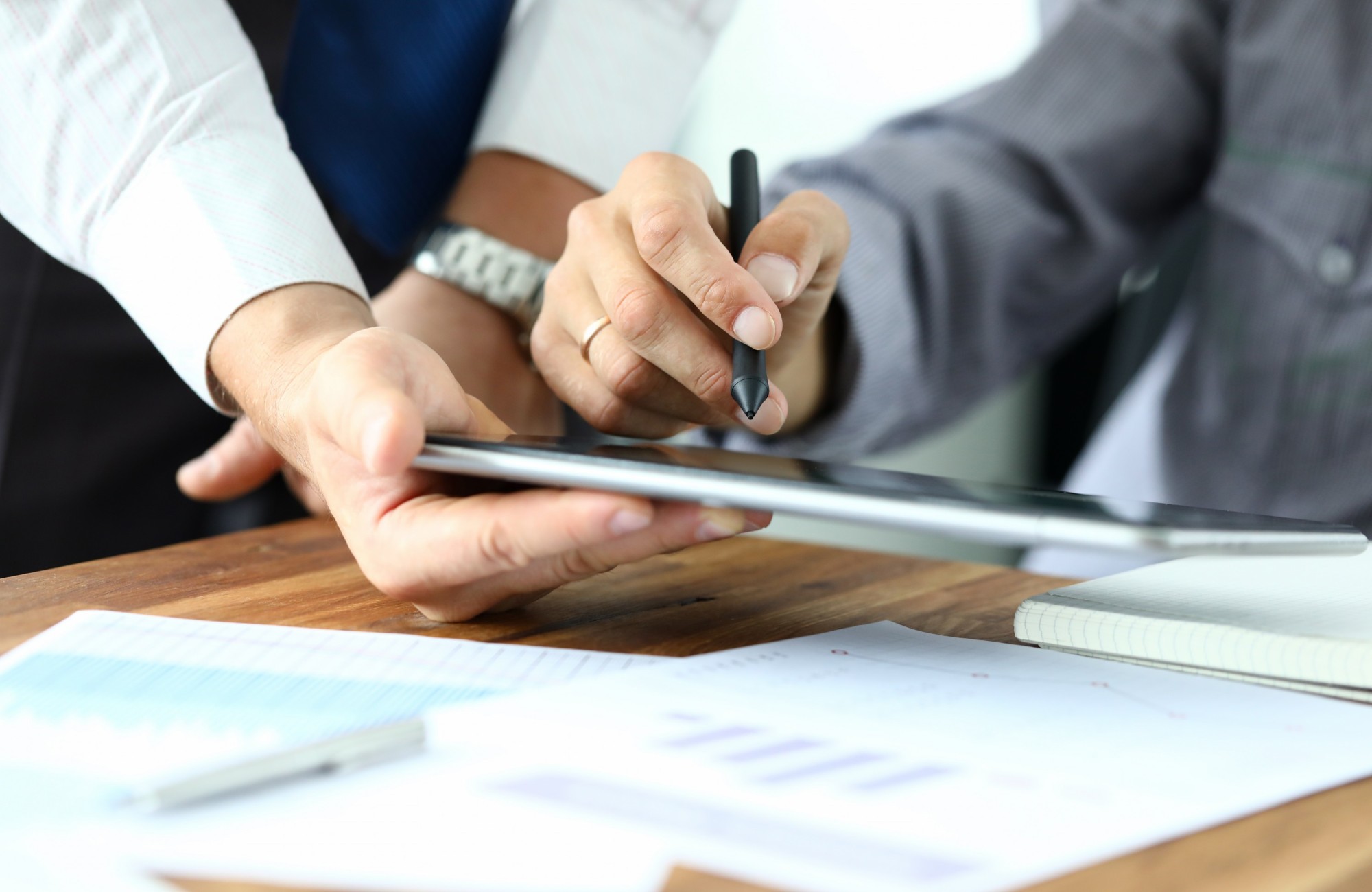 Visión de una mano firmando un contrato directamente en una tableta