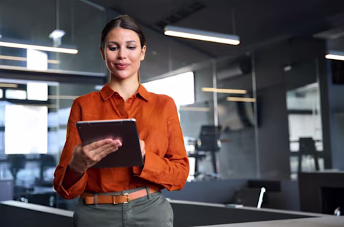 mujer trabaja en entorno digital